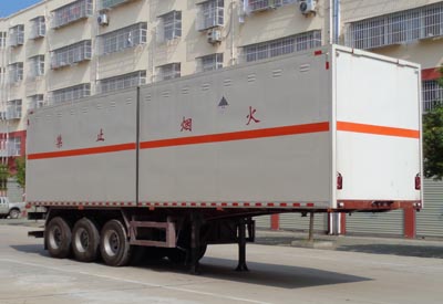 程力威牌CLW9400XZW型雜項(xiàng)危險(xiǎn)物品廂式運(yùn)輸半掛車