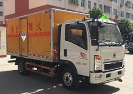 程力威牌CLW5044XZWZ5型雜項(xiàng)危險(xiǎn)物品廂式運(yùn)輸車(chē)