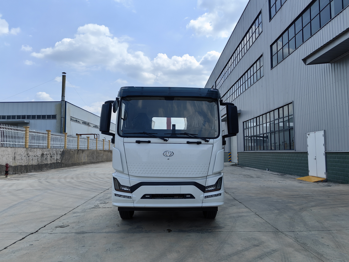 壹為純電動(dòng)勾臂垃圾車